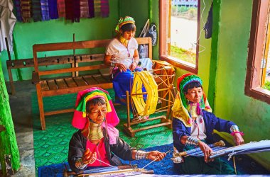 Inle Gölü, Myanmar - 18 Şubat 2018: Padaung Kayan uzun boyunlu kadınlar üzerinde 18 Şubat'ta Inle Gölü Ywama köyünde bulunan el dokuma atölyesinde, pamuk bere örgü.