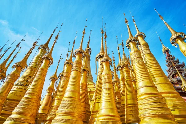 Altas Estupas Douradas Com Belos Guarda Chuvas Ornamentais Hti Decorados — Fotografia de Stock