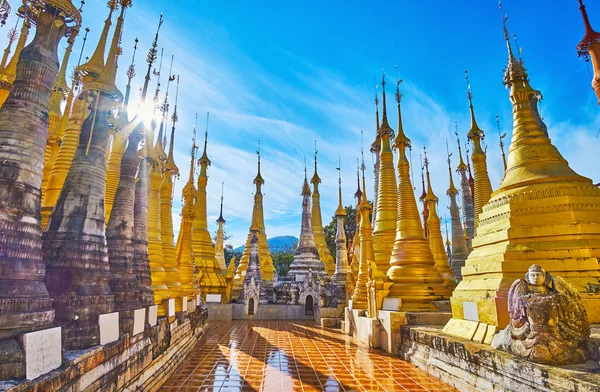 Sun Breaking Wind Vanes Hti Umbrellas Golden Stupas Inn Thein — Stock Photo, Image