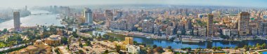 Cairo, Mısır - 24 Aralık 2017: Gezira Adası bulunur yani ana Nil Nehri bankalar arasında landmar - Kahire Kulesi, iki şehir - Kahire ve Giza, 24 Aralık Kahire'de bakan