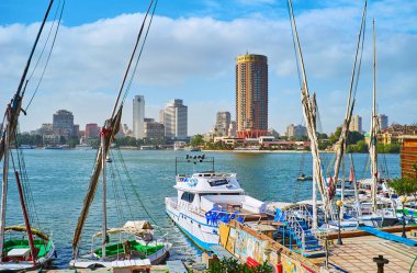 Cairo, Mısır - 24 Aralık 2017: Geleneksel Mısır tekneler, Corniche dolgu üzerinde 24 Aralık Kahire'de turist zevk için birçok küçük felucca bağlantı noktası sahiptir, bu nedenle yolcular arasında popüler Feluccas vardır.