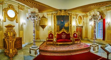 Cairo, Mısır - 24 Aralık 2017: Taht salonu Manial Palace Panoraması, Prens Muhammed Ali portresi tarihsel kırmızı tahtın, üzerinde 24 Aralık Kahire'de kilitleniyor