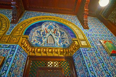 Cairo, Mısır - 24 Aralık 2017: arch yukarıdaki kapıyı Manial sarayında doğal tilework ile dekore edilmiş çiçek desenleri ile kaplı ve mukarnas ayrıntıları, 24 Aralık Kahire'de GILT Tarih