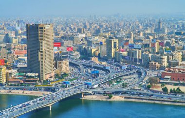 Cairo, Mısır - 24 Aralık 2017: Şehir Avrupa dörtte Nil nehir yüz ve diğer şehir alanları ile 24 Aralık Kahire'deki birçok köprü ile bağlı