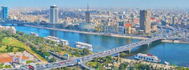 Cairo, Mısır - 24 Aralık 2017: 6 Ekim Köprüsü, arabalar, 24 Aralık Kahire'de dolu bir görünüm ile Nil Nehri kıyısında şehir bölgesinin binalarıyla