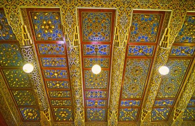 Cairo, Mısır - 24 Aralık 2017: Karmaşık oymalı tavan Manial Palace, altın ve gümüş boya ve dişlerin, 24 Aralık Kahire'de kaplı oturma odasında.