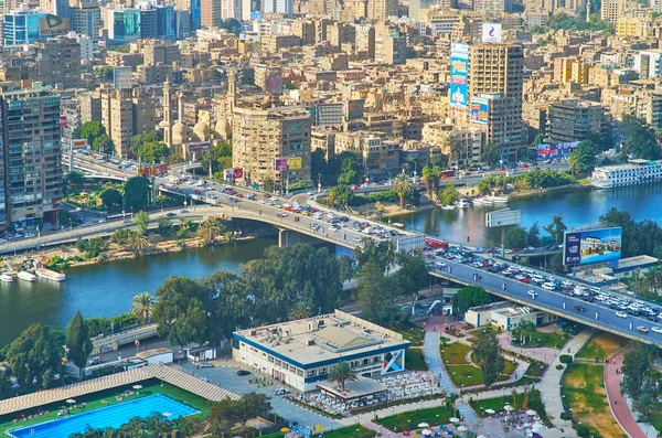 2017年12月24日 从开罗塔杰济拉岛顶部的吉萨 10月6日桥和尼罗河的密集建筑物鸟瞰在开罗12月24日 — 图库照片
