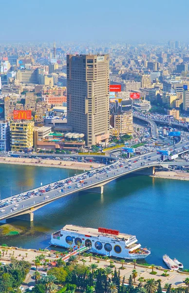 Cairo, Mısır - 24 Aralık 2017: 6 Ekim Köprüsü şehir Gezira Adası ve sonra ilçe Giza ile 24 Aralık Kahire'de bağlar