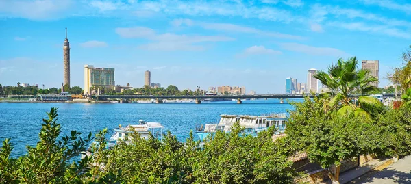 位于市中心的尼罗河海滨路堤覆盖着河畔花园郁郁葱葱的绿地 提供阴凉和清新的地方 — 图库照片
