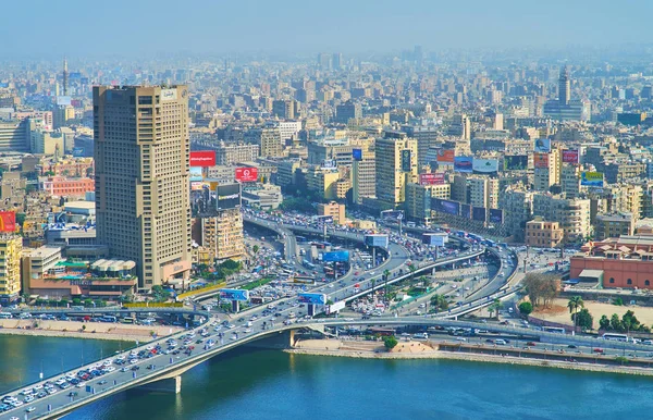 2017年12月24日 欧洲处所的街市面对尼罗河并且与其他城市区域连接由许多桥梁 在12月24日在开罗 — 图库照片