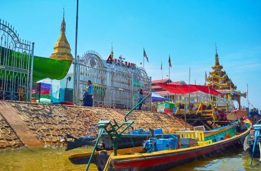Ywama, Myanmar - 18 Şubat 2018: Hpaung Daw U Pagoda - 18 Şubat Ywama içinde Inle Gölü en eski Simgesel Yapı için girişinde çok sayıda kano ile meşgul wharf.