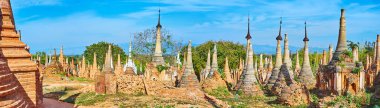 Nyaung Ohak, Inn tein Köyü, Inle Gölü, Myanmar, antik stupas yüzlerce ile kaplı nazik yamaç Panoraması.