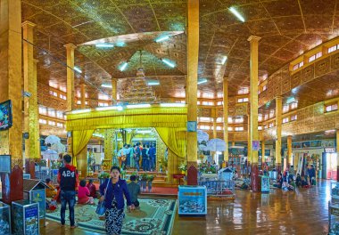 Ywama, Myanmar - 18 Şubat 2018: İnsanlar dua Hpaung Daw U Pagoda ana tapınak yanında altın Buddha görüntüleri, Inle Gölü üzerinde 18 Şubat Ywama içinde korunmuş en eski tapınağıdır.