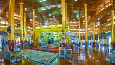 Ywama, Myanmar - 18 Şubat 2018: Budist adanmışlar Hpaung Daw U Pagoda Inle Gölü üzerinde 18 Şubat Ywama Buda görüntüleri, altın yapışmasını ritüel yaprakları tutmak için ziyaret edin.