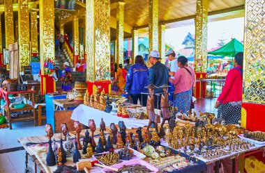 Ywama, Myanmar - 18 Şubat 2018: Heykelcikler, antika saatler ve Hpaung Daw U Pagoda Inle Gölü, üzerinde 18 Şubat Ywama içinde ayna sütunlarının, eski para ile Hediyelik eşya durak.