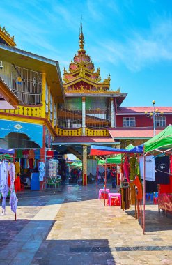Ywama, Myanmar - 18 Şubat 2018: Hpaung Daw U Pagoda Inle Gölü, üzerinde 18 Şubat Ywama içinde avluda turizm pazarının tezgahları.
