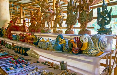Sayaç Pazar durak ile geleneksel Birmanya el sanatları - oyma heykeller, takılar, dini heykelcikler, Inle Gölü, Myanmar Inn tein (Indein) Köyü.