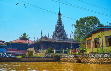 Eski ahşap Pagoda, Budist manastır karmaşık metal dantel ile Inle Gölü, Ywama, Myanmar süslüdür.