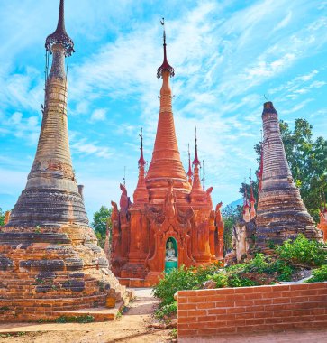 Doğal kırmızı stupa oyma dekorlar, çok sayıda HTI şemsiye ve Nyaung Ohak sitesinde, Inle Gölü, Myanmar Buda heykeli ile.