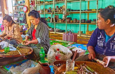 Ywama, Myanmar - 18 Şubat 2018: El sigara fabrikasında Birmanya işçiler tarafından Inle Gölü üzerinde 18 Şubat Ywama içinde inişli çıkışlı.