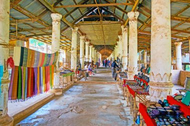 Inn tein, Myanmar - 18 Şubat 2018: Inn tein Buda resim tapınak Inn tein 18 Şubat tarihinde yerel el sanatları, sunan Turizm Pazarı ile kaplı sokak.