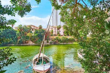 Nehir kenarı bahçe, Corniche setin o Nil, Kahire, Mısır uzanan yemyeşil ağaçların arasından eski felucca görünümü.