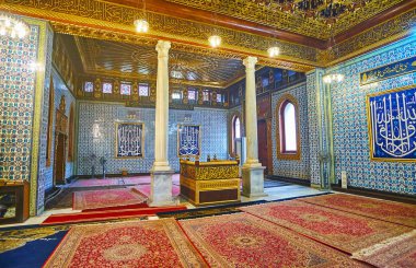 Cairo, Mısır - 24 Aralık 2017: tavan, duvar ve taş sütunlar, Arap yazıtlar üzerinde 24 Aralık Kahire'de oyulmuş zengin iç Manial Sarayı Camii ile şaheser tilework, karmaşık