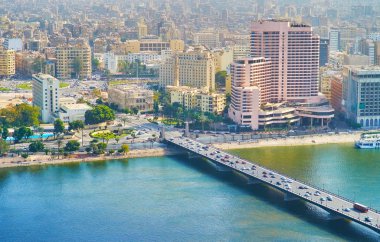 Midan Tahrir Meydanı arka planda, Kahire, Mısır ile Nil Nehri üzerinde Qasr El Nil köprü üzerinde havadan görünümü.