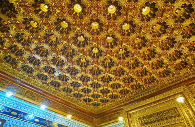 Cairo, Mısır - 24 Aralık 2017: Karmaşık Barok ilham tavan Manial Sarayı Camii üzerinde 24 Aralık Kahire'de yaldızlı ile kaplı oyma ahşap detayları ile