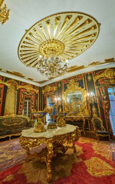 Cairo, Mısır - 24 Aralık 2017: Aubusson Oda sahiptir görkemli iç mekanlar ve farklı dekoratif öğeler, Rokoko tahta Palace, Manial karmaşık, Aralık 24, Kahire, inci