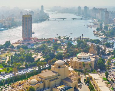 Cairo, Mısır - 24 Aralık 2017: Sanat, yeşillikler ve sarma Nil Nehri üzerinde arka plan, dörtte üzerinde 24 Aralık Kahire ile yeşil Gezira adada görünümü.
