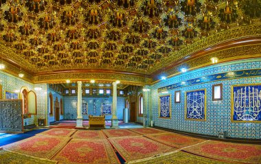 Cairo, Mısır - 24 Aralık 2017: The Manial Palace Camii övünme benzersiz iç üzerinde 24 Aralık Kahire'de Osmanlı, Fas, Farsça ve Rokoko detayları ile