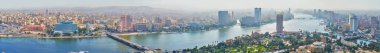 Cairo, Mısır - 24 Aralık 2017: Aralık 24, Kahire şehir merkezlerine ve Nil Nehri, bakan Gezira adada Kahire Kulesi'nden cityscape geniş Panoraması.