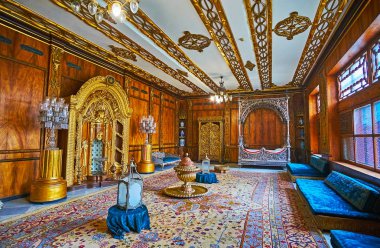 Cairo, Mısır - 24 Aralık 2017: Prince Residence'nın annesi Manial Saray ahşap duvarlar, gümüş yatak, halı ve 24 Aralık Kahire'de yaldızlı oyma dekorlar Panoraması