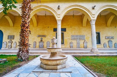 Cairo, Mısır - 24 Aralık 2017: Thestone Çeşme Manial Sarayı beyaz sütunlar ve oymalar üzerinde arka plan üzerinde 24 Aralık Kahire ile karmaşık avluda