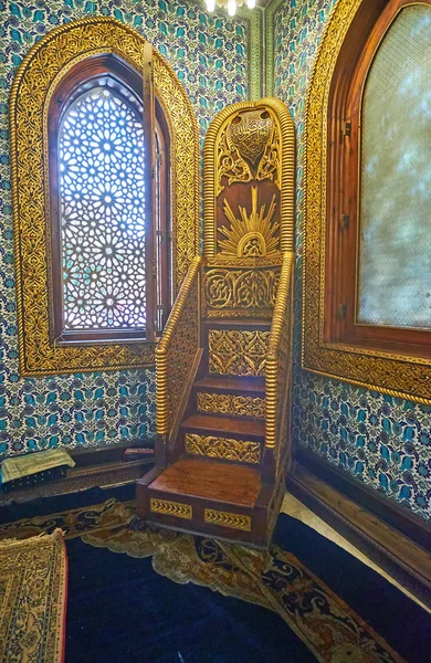 카이로 이집트 2017 Manial 모스크의 카이로에 화려한 장식으로 새겨진된 Minbar — 스톡 사진