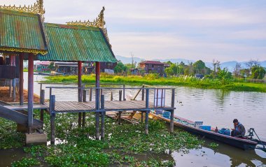Ywama, Myanmar - 18 Şubat 2018: Güzel Uzunbacak sundurma Nga Phe Chaung Manastırı, etrafında büyüyen yeşil lotus bitkiler kedilerle atlama ve demirli kayık ile hasır şapka, üzerinde 18 Şubat Ywama içinde.