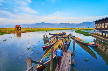 Ywama, Myanmar - 18 Şubat 2018: Kediler dağ silsilesi ile arka plan üzerinde 18 Şubat Ywama içinde atlama Nga Phe Chaung Manastırı İskelesi içinde renkli kayaklar.