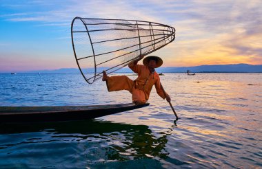 Intha, Myanmar - 18 Şubat 2018: Geleneksel kıyafetleri günbatımı konik net üzerinde 18 Şubat Intha içinde Inle Gölü ile balıkçı portresi.