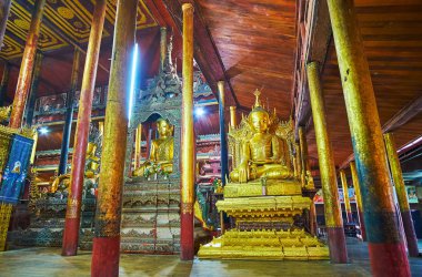 Ywama, Myanmar - 18 Şubat 2018: Keşfetmek Nga Phe Chaung atlama manastır kediler ve Buda ve karmaşık oyma desenleri, korunmuş görüntüleri üzerinde 18 Şubat Ywama keyfini çıkarın.