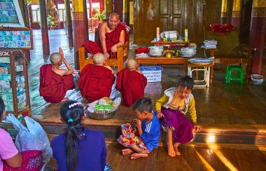 Ywama, Myanmar - 18 Şubat 2018: Bhikkhu monk üzerinde 18 Şubat Ywama içinde cats, atlama Nga Phe Chaung Manastırı, vaaz.