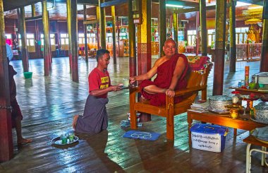 Ywama, Myanmar - 18 Şubat 2018: Gülümseyen Bhikkhu (Budist rahip) içecekler limonata içinde dua hall, Nga Phe Chaung üzerinde 18 Şubat Ywama içinde cats, atlama Manastırı.