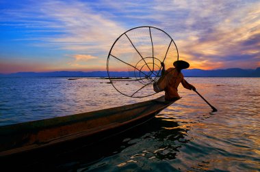 Bir gezi yapmak ve becerileri ve balıkçılık, Intha, Myanmar yerel yolu izlemek turist çeken bir bacaklı balıkçılar Inle Gölü, ilginç hileler.