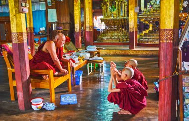 Inle Gölü, Myanmar - 18 Şubat 2018: Bhikkhu (Budist rahip) genç samaneras (acemi rahipler) içinde dua hall, Nga Phe Kyaung üzerinde 18 Şubat Inle Gölü içinde cats, atlama Manastırı öğretir..