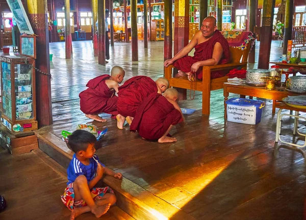 Ywama Myanmar Febrero 2018 Monje Phikkhu Riéndose Durante Predicación Con — Foto de Stock