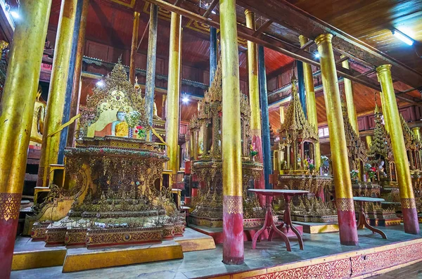 Ywama, Myanmar - 18 Şubat 2018: Eski ahşap Nga Phe Chaung Manastırı ile süslü süsleme ve oyma görüntüler üzerinde 18 Şubat Ywama Buda'nın doğal iç.