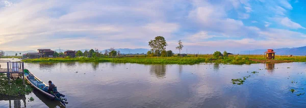 Bright Colorful Snset Sky Reflected Clear Calm Waters Inle Lake — Stock Photo, Image