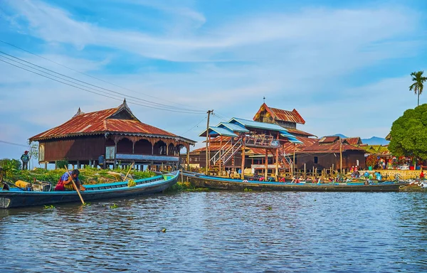 Ywama, Myanmar - 18 Şubat 2018: Kano içinde cats, Uzunbacak Inle Gölü üzerinde 18 Şubat Ywama içinde Bina içinde yer alan atlama tarihsel Nga Phe Chaung Manastırı İskelesi.