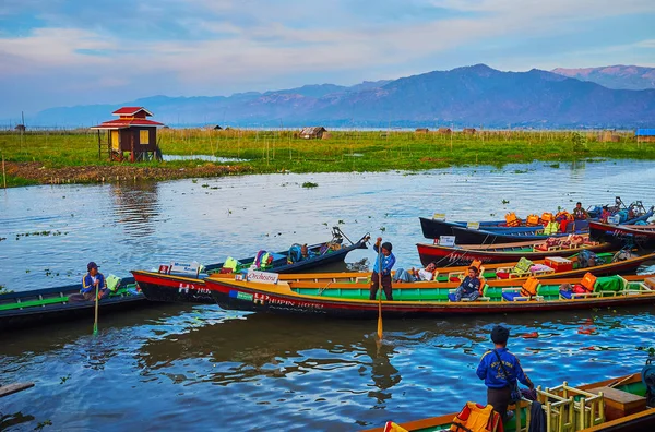 Ywama, Myanmar - 18 Şubat 2018: Çok sayıda kano ile kediler, Inle Gölü üzerinde 18 Şubat Ywama içinde yer alan atlama Nga Phe Chaung Manastırı İskelesi boaters.