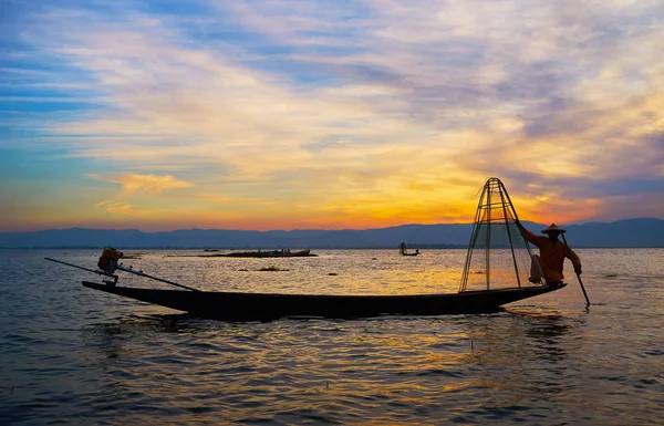 Güneşin batışını Inle Gölü ve seyretmek geleneksel balıkçılık tekniği ile net ve fisherman's bacak, Myanmar ile kontrollü bir kürek, Kano tekne yüzen yöre, Tarih.